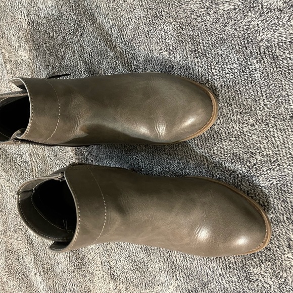 Women's Arizona low style boots in grey. Size 8. Zip up. - Picture 2 of 4